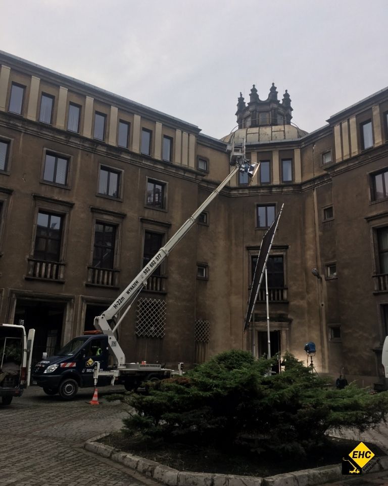 Podnośnik koszowy na planie filmowym – do jakich efektów się przyda?