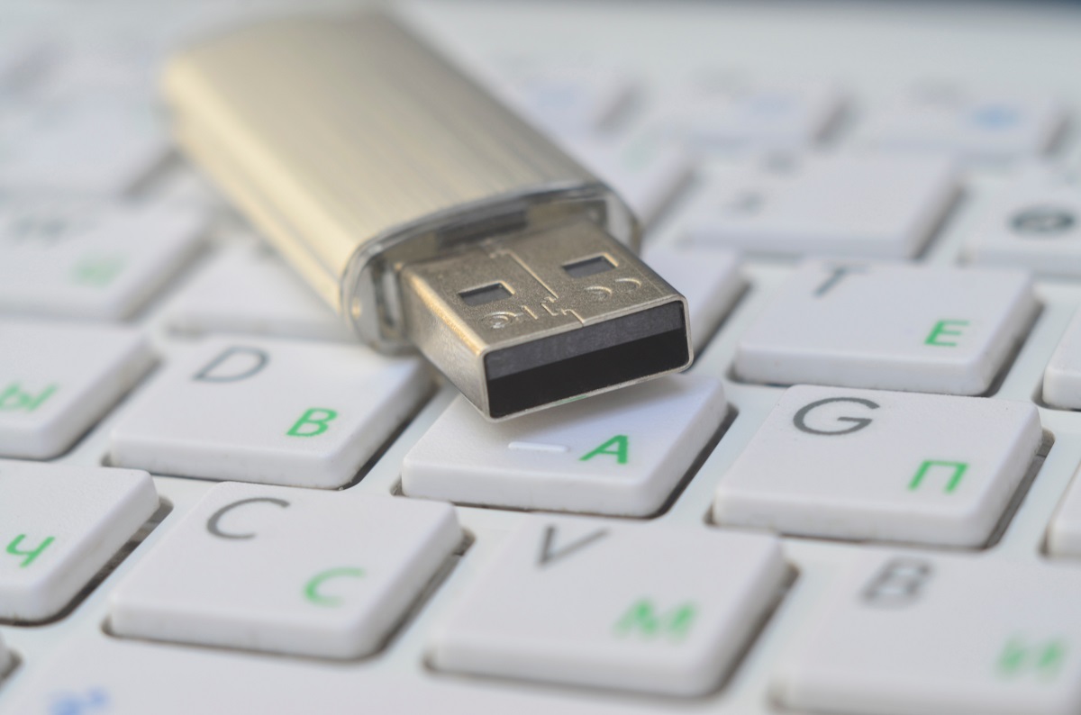 Czy pendrive reklamowy to przydatne narzędzie w biurze?