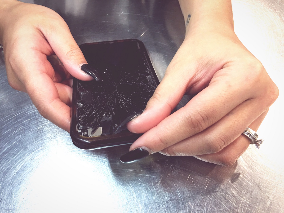 Wymiana szybki w telefonie – od czego zależy cena?
