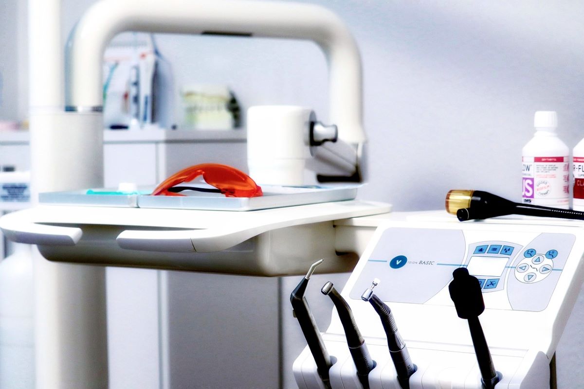 Diastema – czym jest, przyczyny, leczenie
