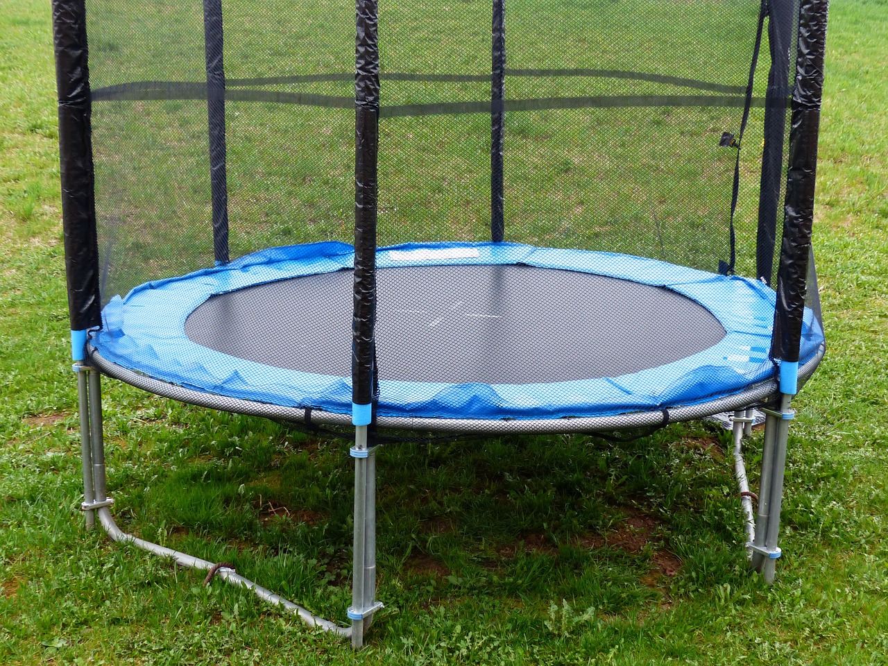 Mała trampolina ogrodowa