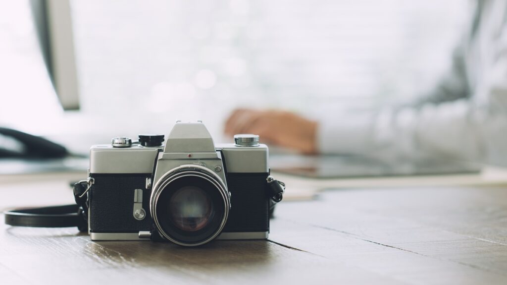 Agencja fotograficzna a samodzielny fotograf: jakie są różnice i które rozwiązanie wybrać?