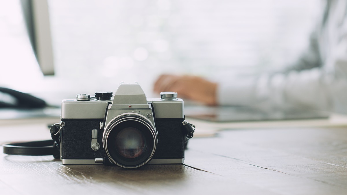 Agencja fotograficzna a samodzielny fotograf: jakie są różnice i które rozwiązanie wybrać?